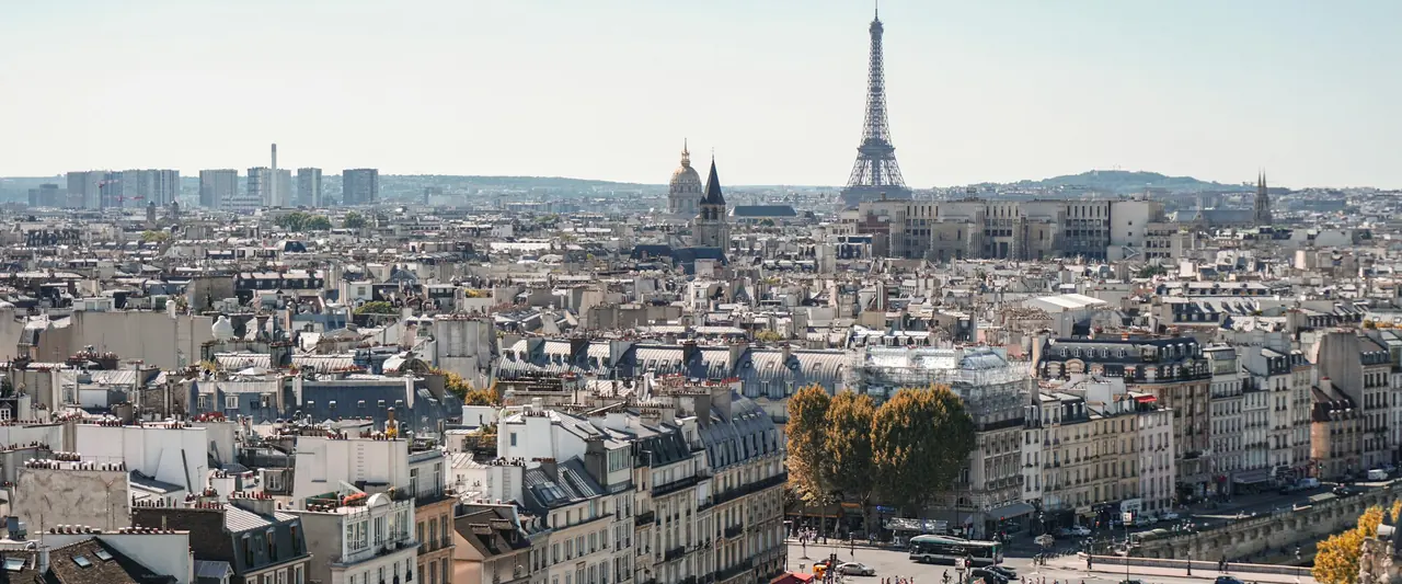 Vue aérienne d’une ville dense et de ses avenues