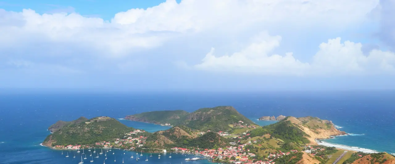 Vue aérienne d’un bourg antillais et de sa baie