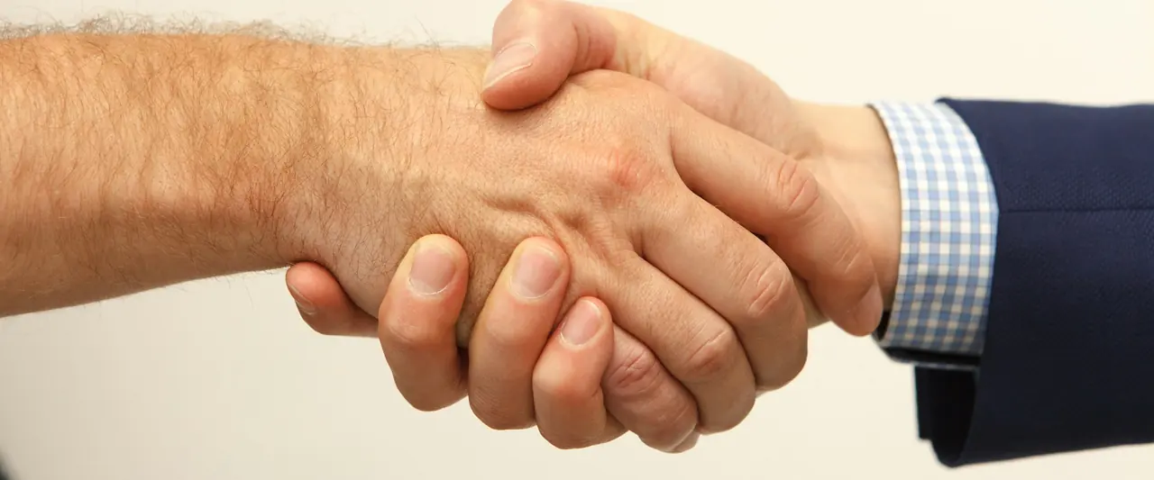 Poignée de main entre deux professionnels