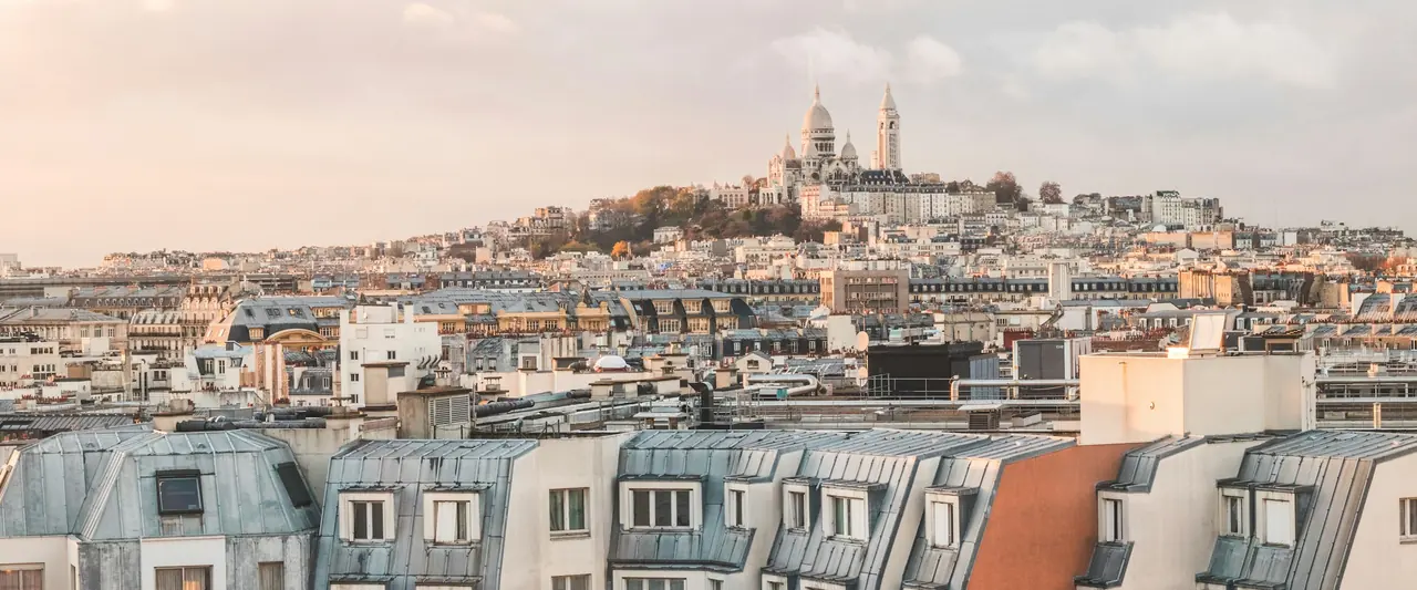 Toits d’un quartier dense vus depuis un point haut